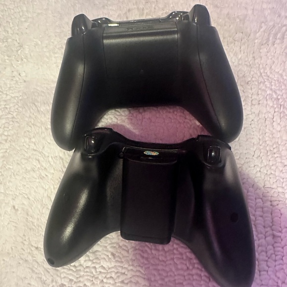 XBOX TWO controllers LIKE NEW - Picture 5 of 5